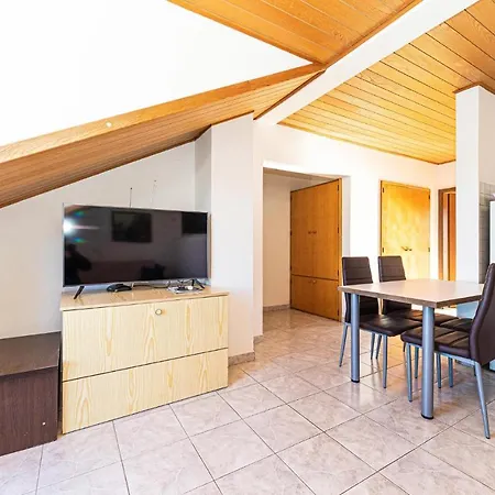Apartment 1 Bedroom Amazing In Mastrinka *